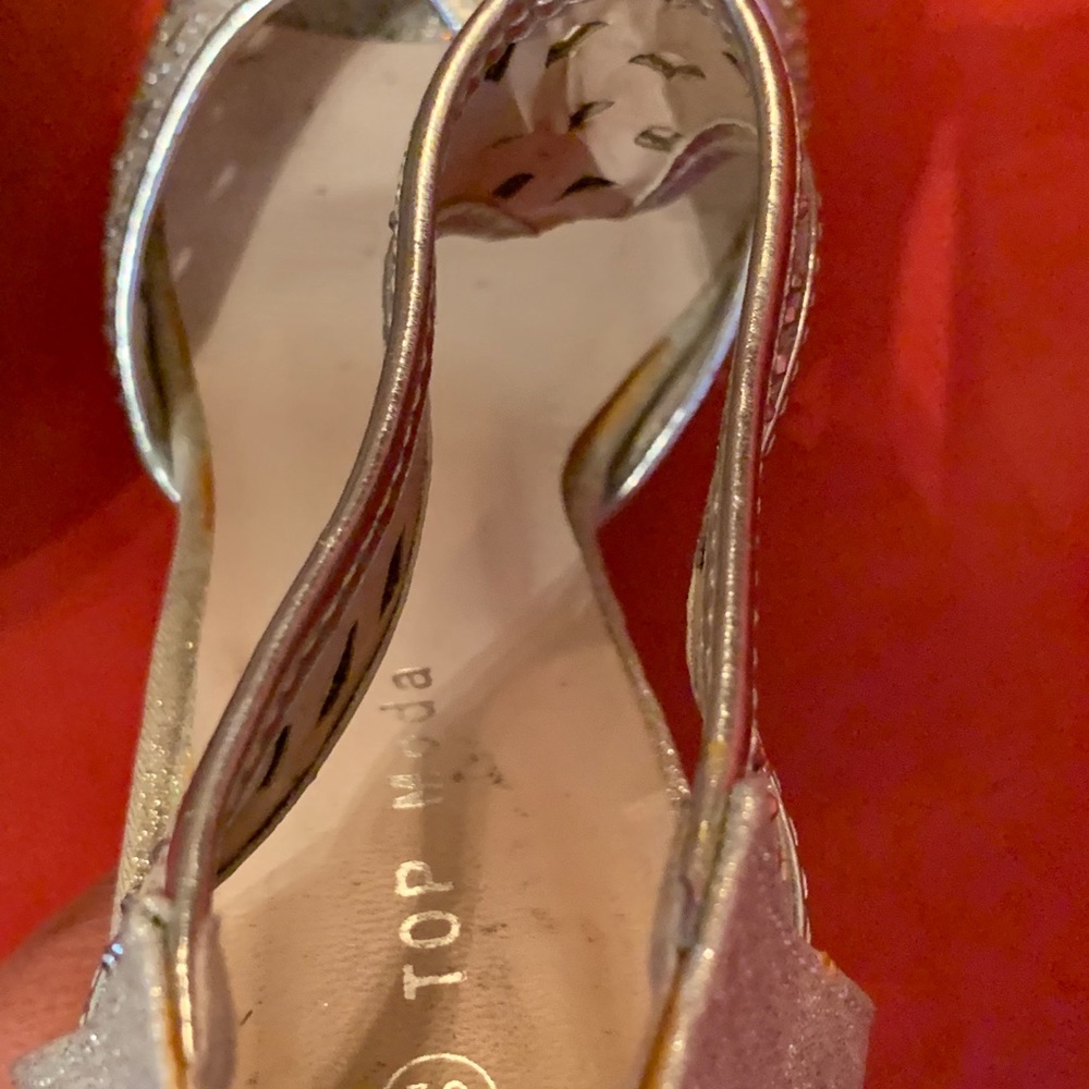 Silver Heels - Picture 5 of 7
